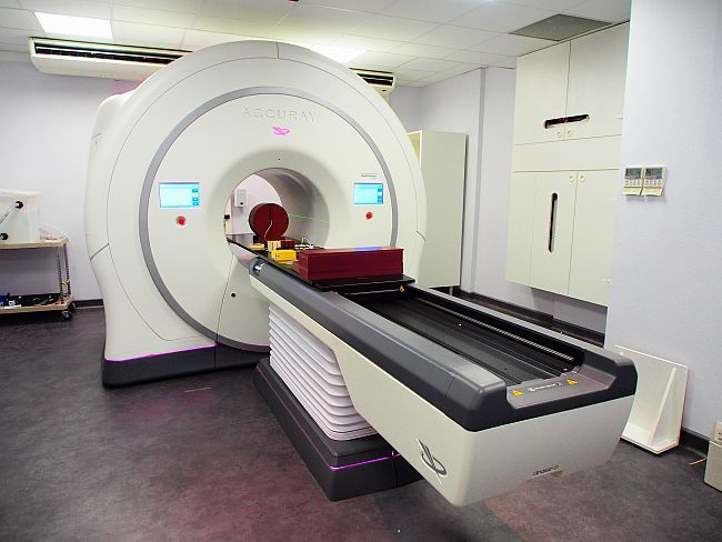 File:Accuray TomoTherapy HDA System.jpg