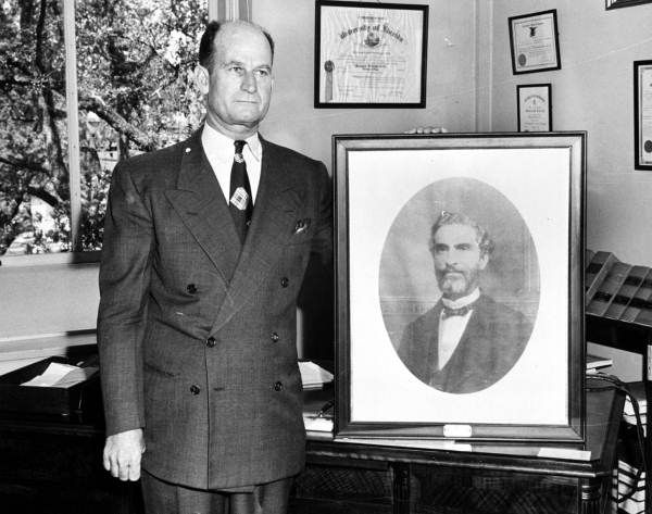 File:BC Papy with MD Papy portrait.jpg