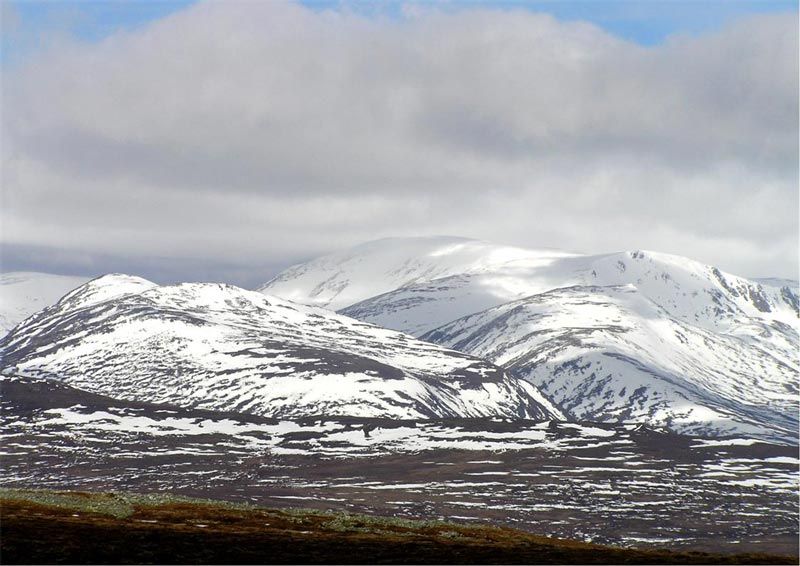 File:Ben-macdui-from-carn-liath.jpg