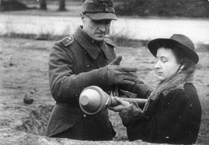 File:Bundesarchiv Bild 146-1973-001-30, Volkssturm, Frau mit Panzerfaust.jpg