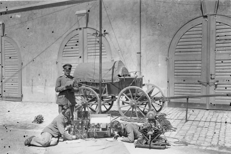 File:Bundesarchiv Bild 146-1987-019-27, Nachrichtentruppen mit Heeresfeldwagen.jpg