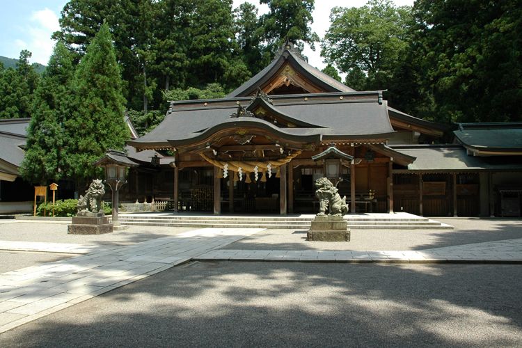 File:Honden shirayama hime shrine ishikawa.jpg