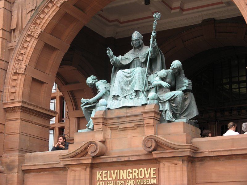 File:Kelvingrove Art Gallery and Museum statue.jpg