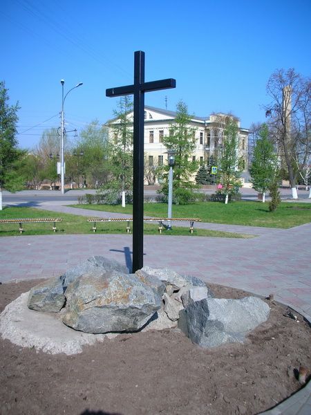 File:Tyumen Cross to Ermak.jpg