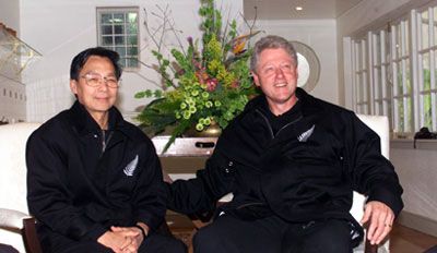 File:Bill Clinton Chuan Leekpai.jpg