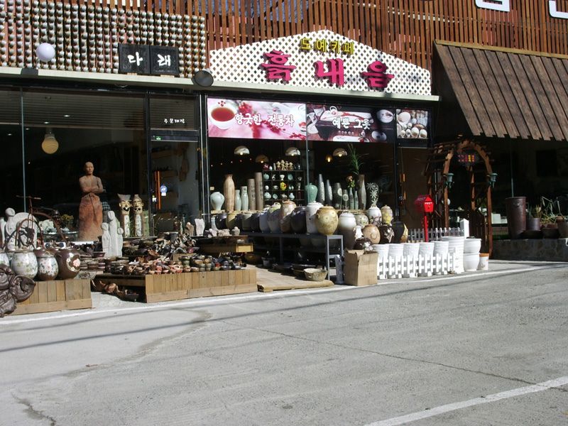 File:Ceramic shops, Icheon.jpg