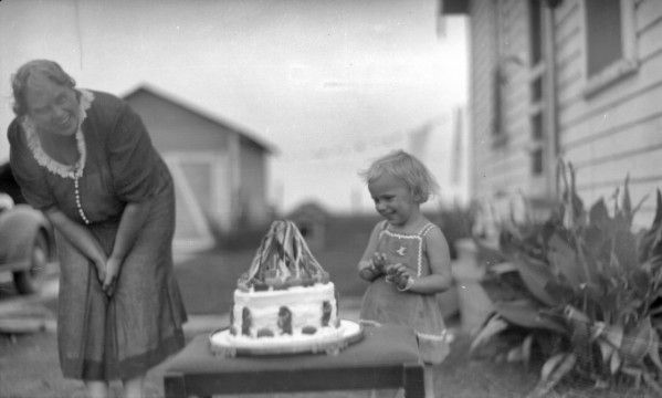 File:Child with Snow White cake 1910-1940.jpg