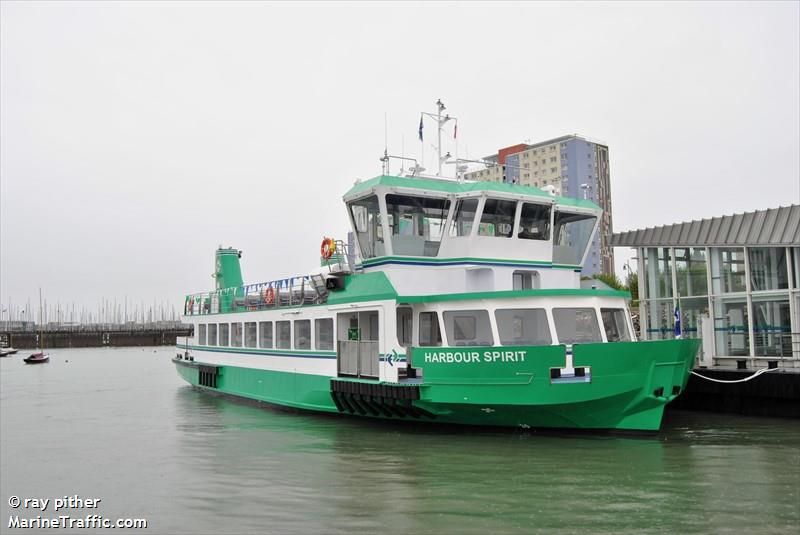 File:Gosport Ferry 'Harbour Spirit'.jpg