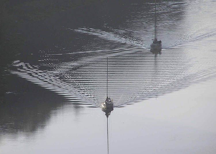 File:Wake.avon.gorge.2boats.arp.750pix.jpg