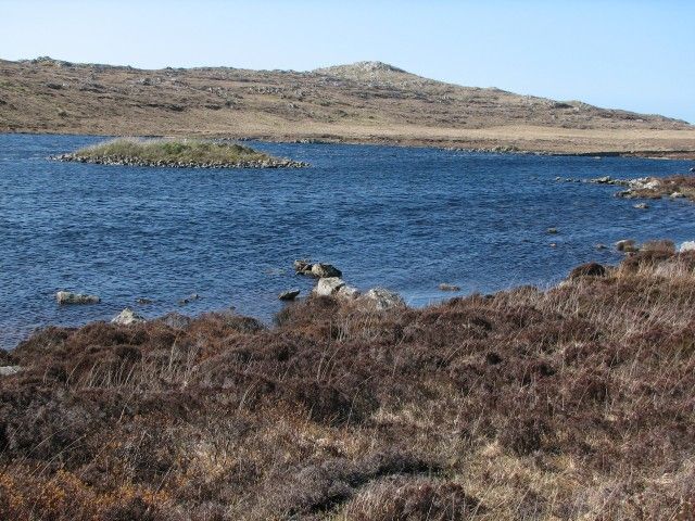 File:Crannog on Loch nan Cinneachan.jpg