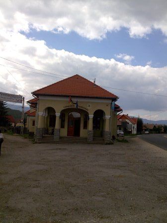 File:Csikrakos village hall.jpg