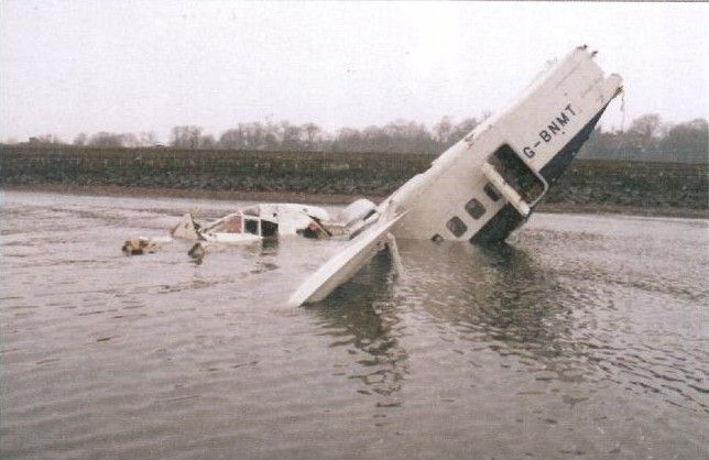 File:Loganair Shorts 360-100G-BNMT wreckage.jpg