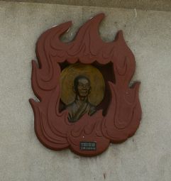 File:Monk portrait on Buddha Statue.jpg