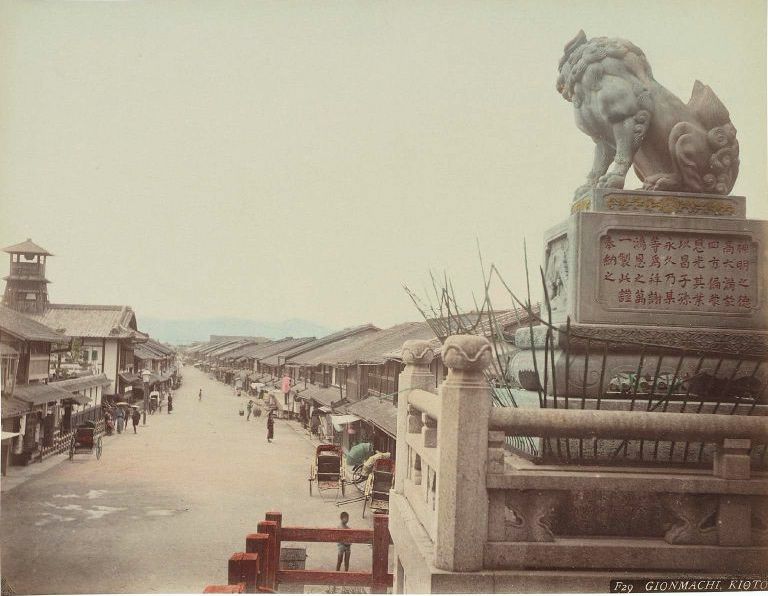 File:Shijo-dori Kyoto.jpg