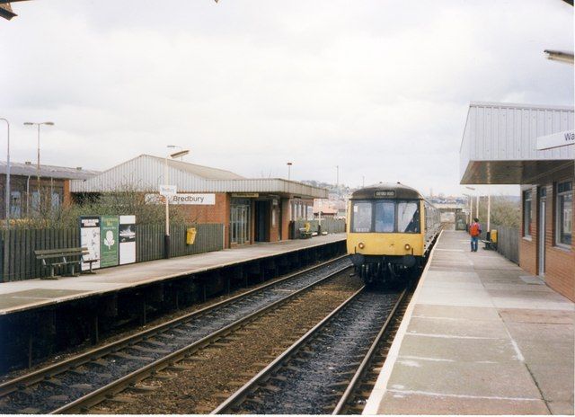 File:Bredbury railway station in 1989.jpg