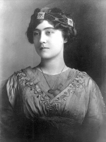 File:Elena Arizmendi ca 1916 (no caption).PNG