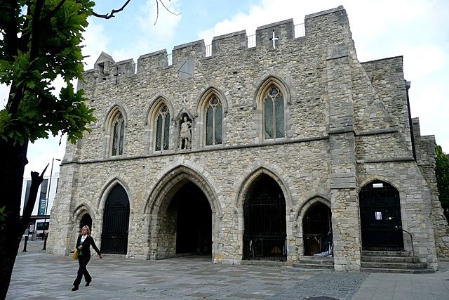 File:The Bargate - geograph.org.uk - 1428353.jpg