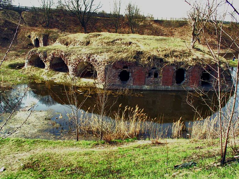 File:Caponier, Brest Fortress (Belarus).jpg