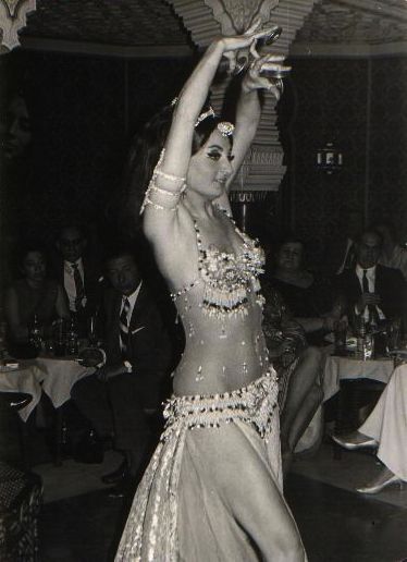 File:Dalilah bailando danza oriental con crótalos.jpg