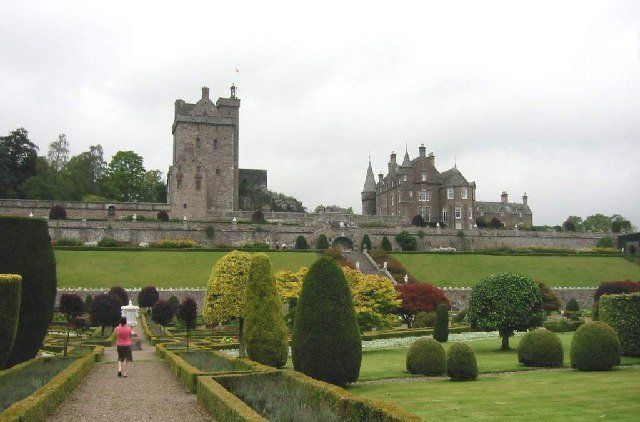 File:Drummond Castle & Gardens.jpg