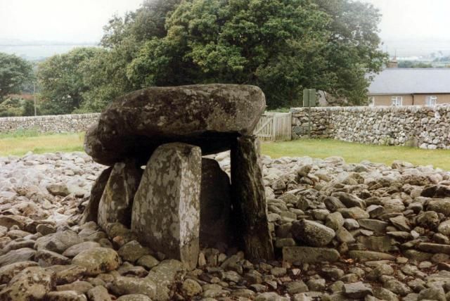 File:Dyffryn Ardudwy chambered cairn.jpg