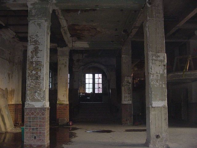 File:Inside the abandoned Hotel Marshall.JPG