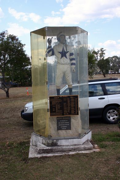 File:Kenny Russell memorial, Monto, Qld..jpg