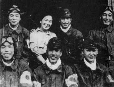 File:Tome Torihama with kamikaze pilots.jpg