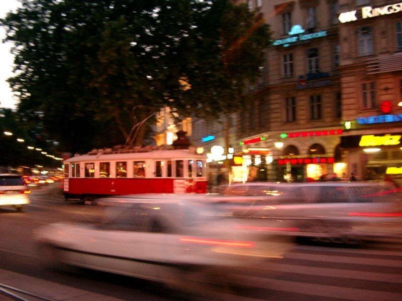 File:Bim im abendlichen Wien.jpg