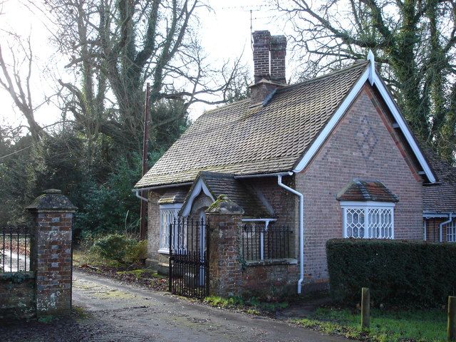 File:Gatehouse to st giles house.jpg