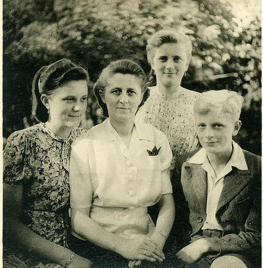 File:German Family in El Salvador 1930-1940.png