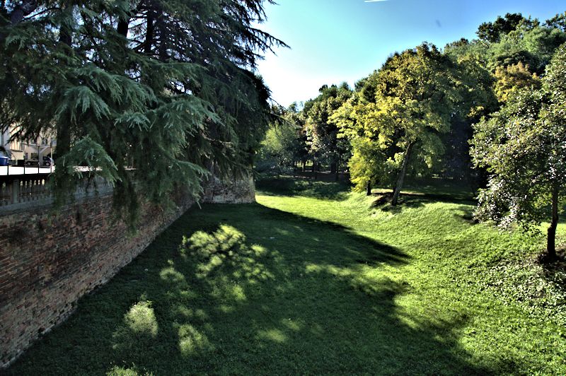 File:Mura-di-crema-fossato.jpg