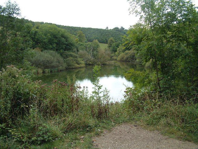 File:Swanbourne Lake - geograph.org.uk - 25101.jpg