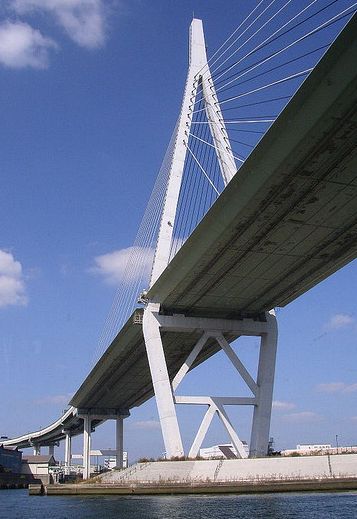 File:Tempozan Bridge pylon.jpg