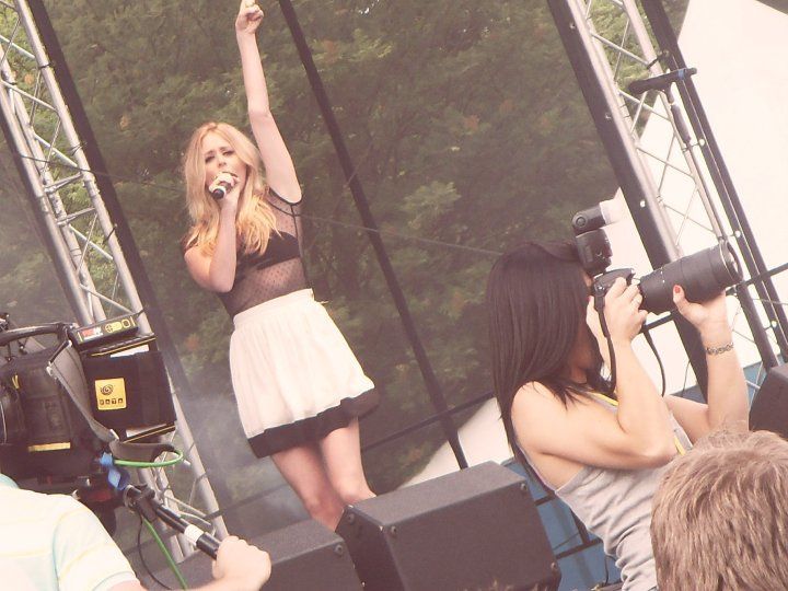 File:Diana Vickers at Stoke 2010 Live (5733331669).jpg