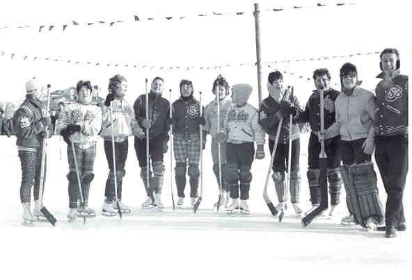 File:Female hockey players of Université de Saint-Boniface.jpg