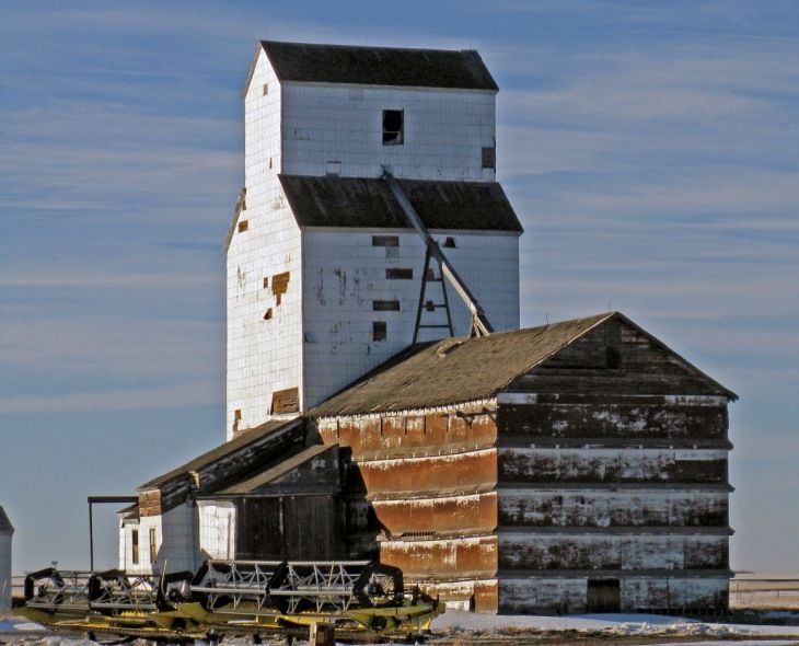 File:Grain elevator in Wrentham Alberta.jpg