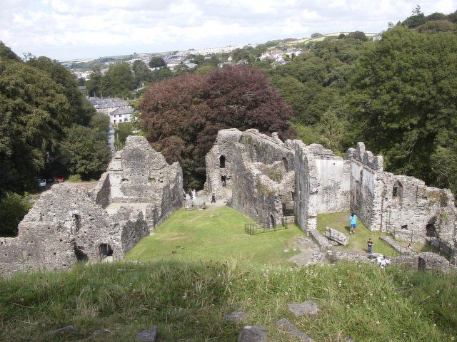 File:Okehampton Castle - geograph.org.uk - 31510.jpg