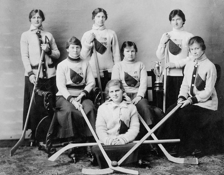 File:Queen's U hockey team 1917.jpg