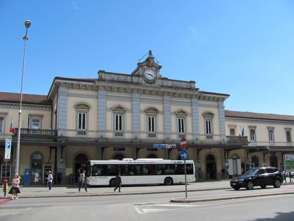 File:Udine-stazionefront.jpg