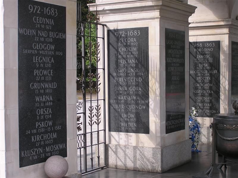 File:Warsaw Tomb.JPG