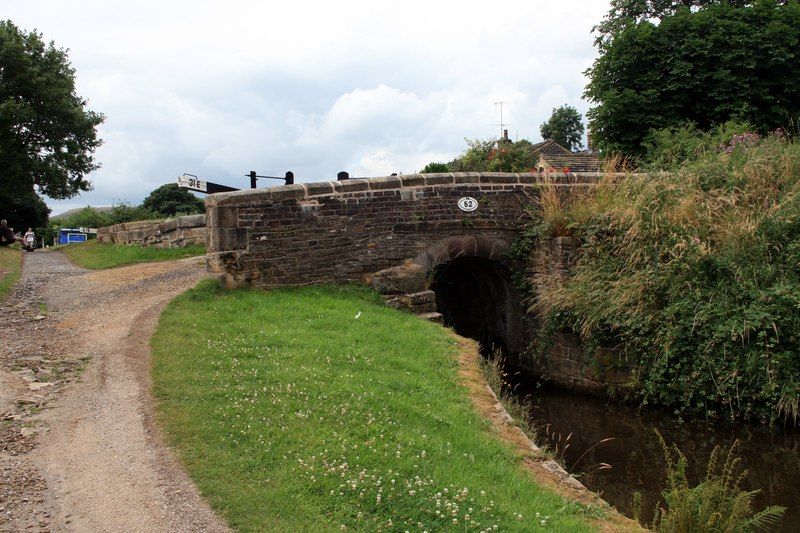 File:Bridge No 52, Huddersfield Narrow Canal.jpg