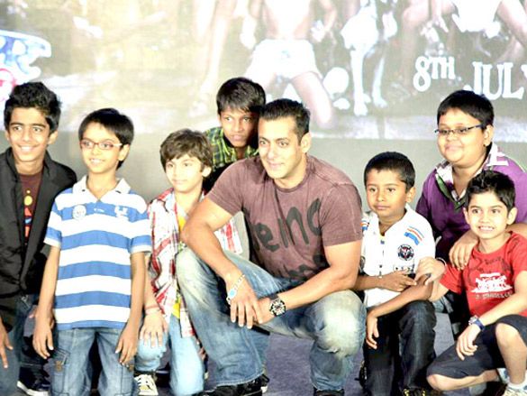 File:Chillar Party kids with Salman Khan.jpg