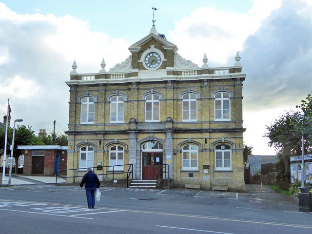 File:East Cowes Town Hall (geograph 5151550).jpg