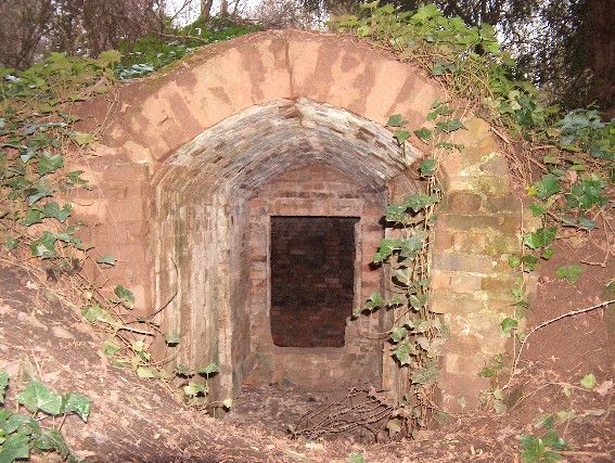 File:Grendon, Warwickshire, entrance to Ice House.jpg