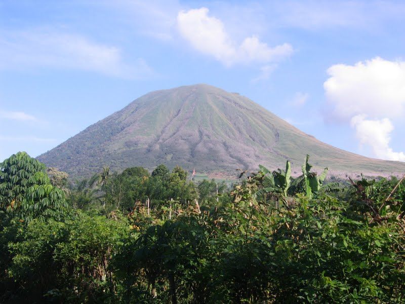 File:Gunung Lokon.jpg