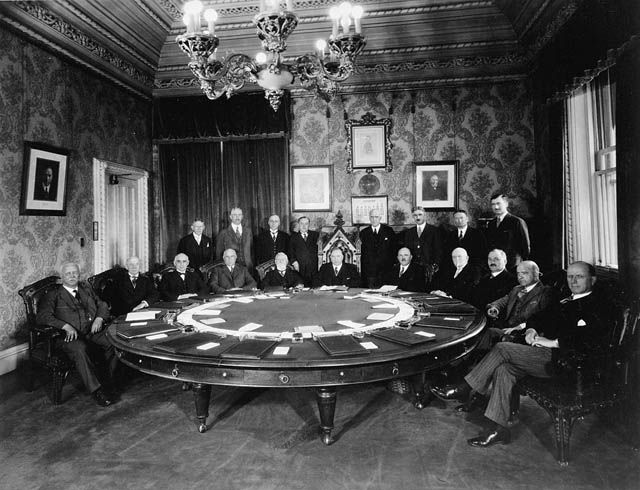 File:KingCabinetMeeting1930.jpg