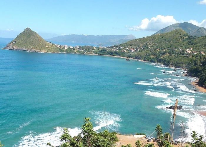 File:Plage en Algérie.jpg