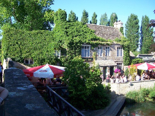 File:Trout inn Wolvercote UK.jpg