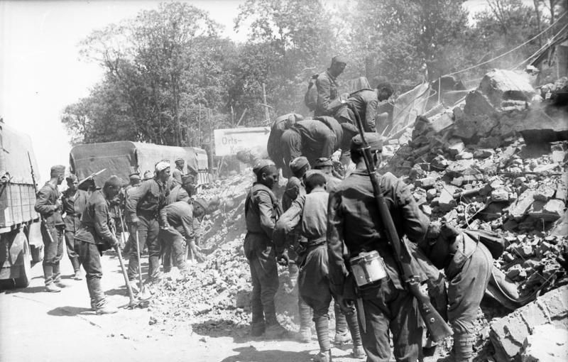 File:Bundesarchiv Bild 101I-137-1010-21A, Weißrussland, Minsk, Aufräumungsarbeiten.jpg